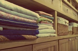 Szafa z ułożonymi ręcznikami