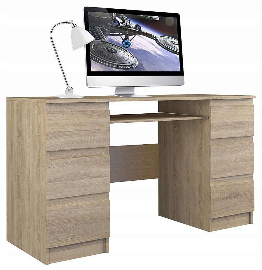 Drewniane biurko z pułkami po obu stronach z monitorem i białą lampką