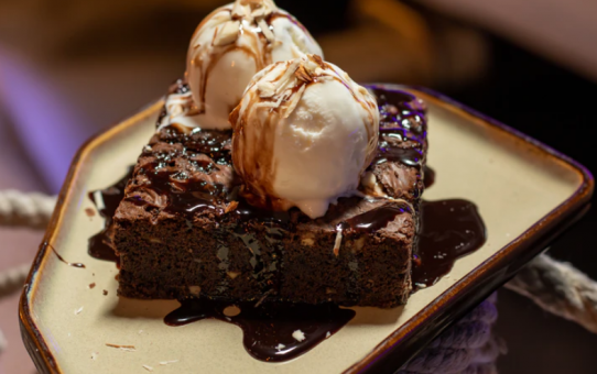 deser czekoladowy z lodami na talerzu