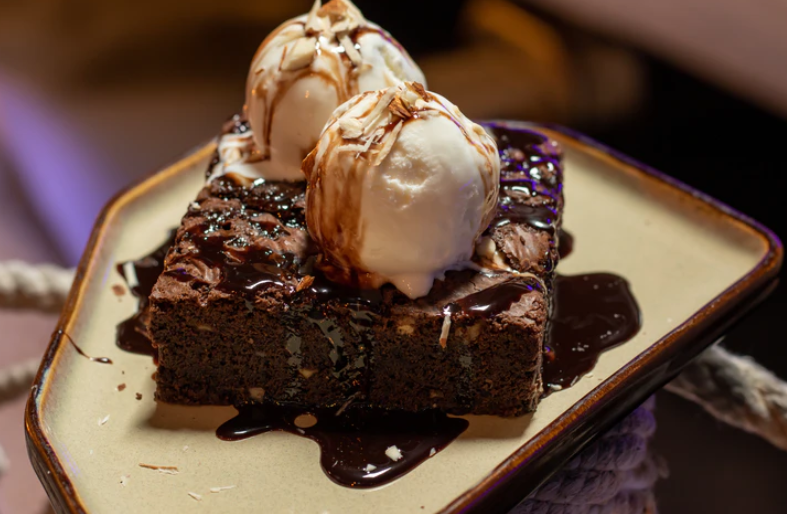 deser czekoladowy z lodami na talerzu