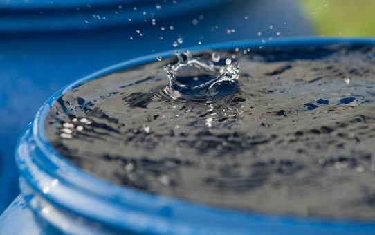Woda z deszczóki w niebieskim zbiorniku