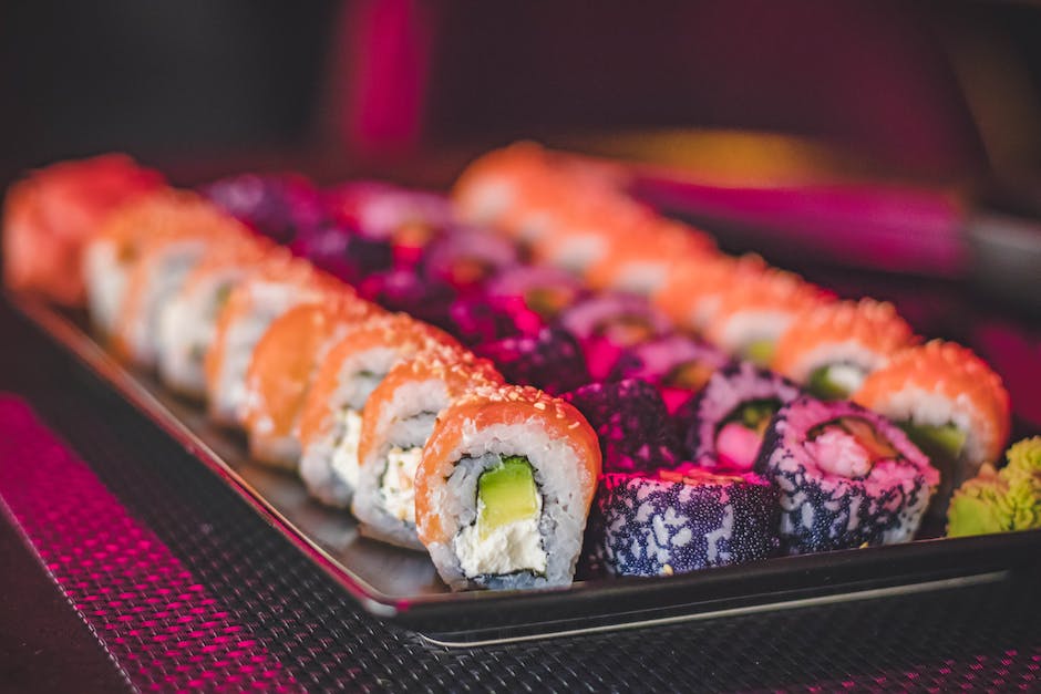 Różne rodzaje sushi leżą na stole